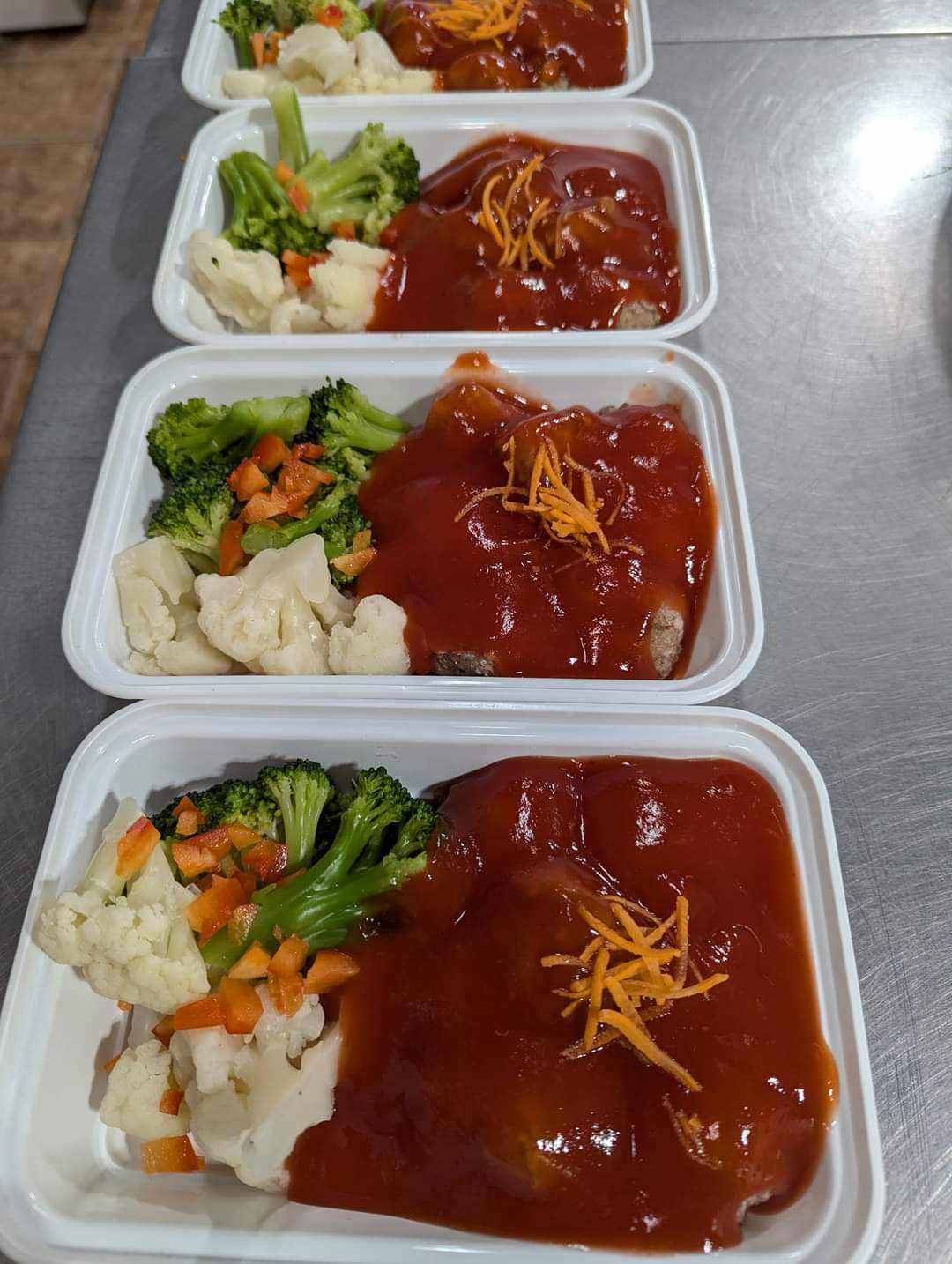 Prestataire culinaire livrant des plateaux‑repas à Laval