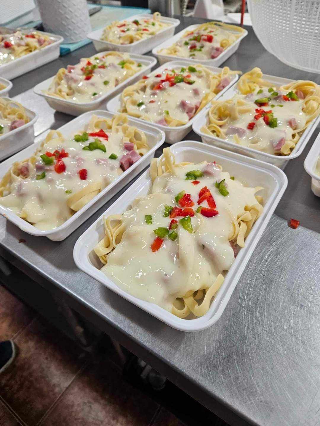 Chef à domicile servant un repas gourmet à Laval