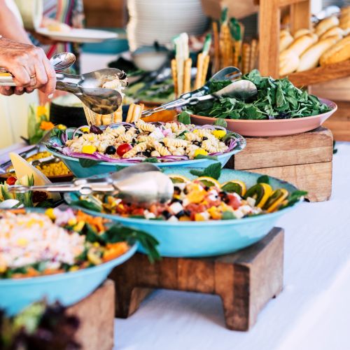 Chef traiteur en action dans une cuisine professionnelle à Sept-Îles Atelier de carrosserie et réparations automobiles à Sept-Îles