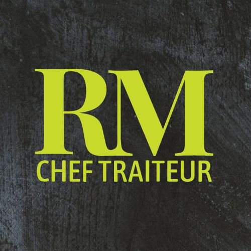 Chef traiteur en action dans une cuisine professionnelle à Sherbrooke Atelier de carrosserie et réparations automobiles à Sherbrooke
