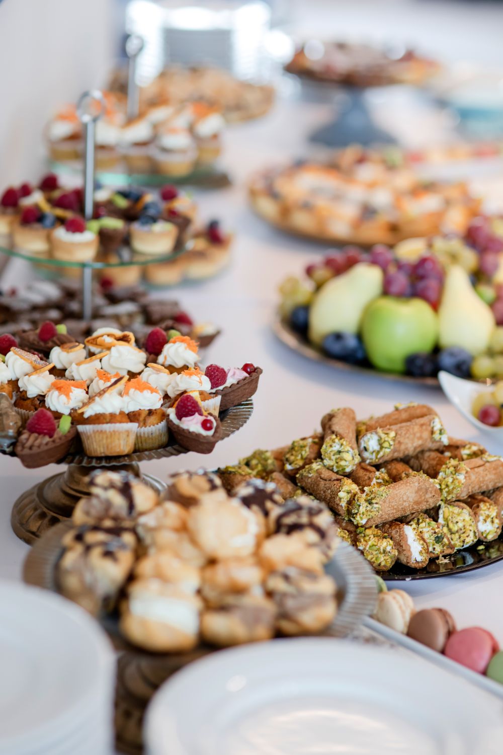 Service traiteur présentant une station de desserts variés au Québec