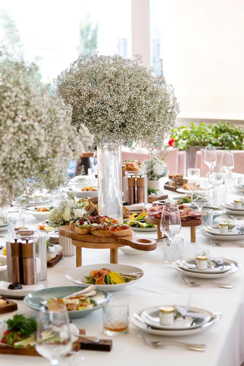 Catering disposant un buffet festif en plein air au Québec