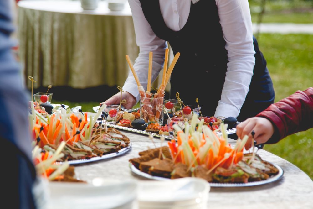 Service traiteur dressant une table de banquet élégant au Québec